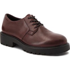 Oxfordy VAGABOND - Kenova 4441-901-39 Bordo. Czerwone półbuty damskie Vagabond, bez obcasa, na obcasie, bez zapięcia. W wyprzedaży za 299,00 zł.