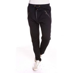 Spodnie dresowe "Joana" w kolorze czarnym. Czarne spodnie damskie Saint Germain Paris, s, ze skóry. W wyprzedaży za 128,95 zł.