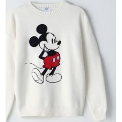 Sweter z aplikacją Mickey Mouse -. Swetry damskie Cropp, s, z aplikacjami, bez rękawów, bez kaptura. Za 89,99 zł.