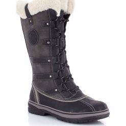 Kozaki zimowe "Lucile" w kolorze czarnym. Czarne kozaki damskie Kimberfeel, na zimę, ze skóry ekologicznej, bez obcasa, na sznurówki. W wyprzedaży za 419,95 zł.