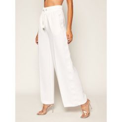 Spodnie materiałowe Guess Gemma W0YB13 W96R0. Białe spodnie damskie Guess, l, z aplikacjami, z tkaniny. Za 519,00 zł.