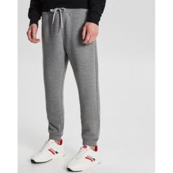 Spodnie dresowe basic - Jasny szary. Szare spodnie męskie Cropp, s, z dresówki. Za 69,99 zł.