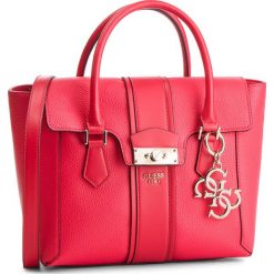 Torebka GUESS - HWVG71 71060 RED. Czerwone torebki klasyczne damskie Guess, z aplikacjami, ze skóry ekologicznej. Za 649,00 zł.