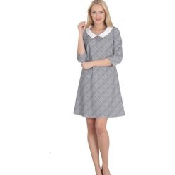Trapezowa sukienka z kołnierzykiem. Szare sukienki damskie Made in Poland, bez wzorów, z elastanu, bez kołnierzyka, bez rękawów, trapezowe. Za 219,00 zł.