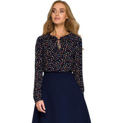 Bluzka w stylu boho z wiązaniem w dekolcie - granatowa. Bluzki damskie Style, s, bez wzorów, z elastanu, eleganckie, ze stójką, z długim rękawem. W wyprzedaży za 129,00 zł.