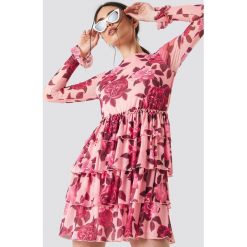 NA-KD Boho Siateczkowa sukienka z falbaną - Pink,Multicolor. Różowe długie sukienki marki NA-KD Boho, boho, z okrągłym kołnierzem, z długim rękawem. Za 202,95 zł.