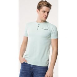 Zielona Koszulka Printability. Zielone koszulki męskie Born2be, xl, z nadrukiem, z dzianiny, z okrągłym kołnierzem, z krótkim rękawem, krótkie. Za 29,99 zł.