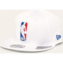 New Era - Czapka. Białe czapki męskie New Era, bez wzorów, z poliesteru. W wyprzedaży za 129,90 zł.