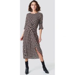 Rut&Circle Wzorzysta sukienka midi - Black,Multicolor. Czarne sukienki damskie marki Rut&Circle, bez wzorów, z materiału, bez kołnierzyka, bez rękawów, midi. W wyprzedaży za 81,18 zł.