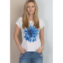 T-shirt z barwnym kwiatem II. Szare t-shirty damskie marki Monnari, uniwersalny, z napisami, z jeansu. Za 59,50 zł.
