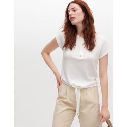 Bluzka z wiązaniem -. Bluzki damskie Reserved, xl, bez wzorów, bez kołnierzyka, bez rękawów. W wyprzedaży za 29,99 zł.