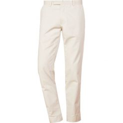 Polo Ralph Lauren FLAT PANT Spodnie materiałowe sand. Szare spodnie męskie marki Polo Ralph Lauren, m, bez wzorów, z elastanu. Za 589,00 zł.