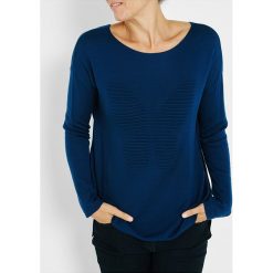 Sweter w kolorze granatowym. Niebieskie swetry damskie Jacqueline Riu, bez wzorów, ze splotem, klasyczne, bez rękawów, bez kaptura. W wyprzedaży za 67,95 zł.