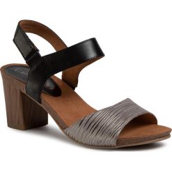 Sandały CAPRICE - 9-28318-24 Black Comb 019. Czarne klapki damskie Caprice, bez wzorów, z zamszu, bez obcasa, na obcasie. W wyprzedaży za 169,00 zł.