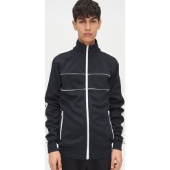 Klasyczna bluza rozpinana - Czarny. Czarne bluzy męskie Cropp, s, bez wzorów, klasyczne, z klasycznym kołnierzykiem, bez rękawów, bez kaptura. Za 89,99 zł.
