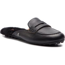 Klapki UGG - W Shaine 1102649 W/Blk. Czarne klapki damskie Ugg, bez wzorów, ze skóry, bez obcasa. W wyprzedaży za 329,00 zł.