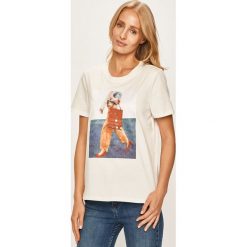 Vero Moda - T-shirt. Białe bluzki damskie Vero Moda, s, z aplikacjami, z bawełny, z okrągłym kołnierzem. W wyprzedaży za 89,90 zł.