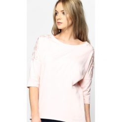 Różowa Bluzka Species. Czerwone bralety marki Born2be, l. Za 59,99 zł.