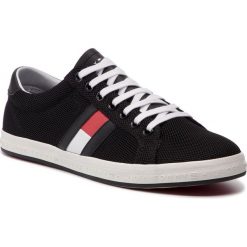 Tenisówki TOMMY HILFIGER - Essential Flag Detail Sneaker FM0FM02202 Black 990. Czarne półbuty damskie TOMMY HILFIGER, bez wzorów, z gumy, bez zapięcia. W wyprzedaży za 179,00 zł.