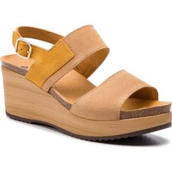 Sandały SCHOLL - Elara F27057 1013 Camel. Brązowe klapki damskie marki Scholl, bez wzorów, z zamszu, bez obcasa, na obcasie. Za 339,00 zł.