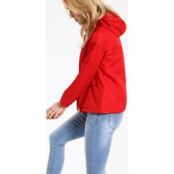 Kurtka krótka damska z zamkiem. Czerwone kurtki sportowe damskie Top Secret, na lato, bez wzorów, z tkaniny, krótkie, z kapturem. W wyprzedaży za 59,99 zł.