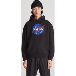 Bluza z kapturem NASA - Czarny. Czarne bluzy męskie Reserved, s, bez wzorów, z kapturem, bez rękawów, z kapturem. Za 119,99 zł.