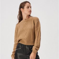 Krótki sweter z warkoczowym splotem - Beżowy. Brązowe swetry damskie Sinsay, s, bez wzorów, ze splotem, z krótkim rękawem, krótkie, bez kaptura. Za 59,99 zł.