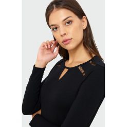 Czarny top z ozdobną mereżką. Czarne bluzki damskie Greenpoint, w koronkowe wzory, z elastanu, bez kołnierzyka. Za 39,99 zł.