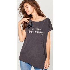 Bawełniana koszulka z aplikacją - Szary. Szare t-shirty damskie marki Mohito, l, z aplikacjami, z bawełny. Za 59,99 zł.