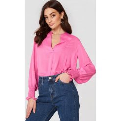 MANGO Bluzka z marszczeniem na rękawie - Pink. Różowe bluzki damskie Mango, bez wzorów, z tkaniny, bez kołnierzyka, z długim rękawem. W wyprzedaży za 81,18 zł.