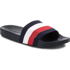 Klapki TOMMY HILFIGER - Hilfiger Pool Slide FM0FM01820 Midnight 403. Niebieskie klapki męskie TOMMY HILFIGER, z tworzywa sztucznego. W wyprzedaży za 169,00 zł.