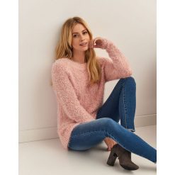 SWETER DŁUGI RĘKAW DAMSKI PUDEŁKOWY, REGLAN, LUŹNY. Różowe swetry klasyczne damskie marki Top Secret, na zimę, z dzianiny, z okrągłym kołnierzem. Za 99,99 zł.