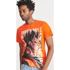 Koszulka z kolekcji Dragon Ball - Pomarańczowy. Pomarańczowe koszulki męskie Cropp, s, bez wzorów, bez kołnierzyka, bez rękawów. Za 59,99 zł.
