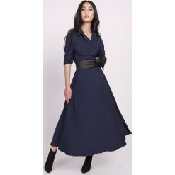 Sukienka midi rozkloszowana granatowa - 36. Sukienki damskie e-margeritka.pl, w paski, z poliesteru, eleganckie, bez kołnierzyka, z krótkim rękawem, krótkie, midi, rozkloszowane. Za 219,99 zł.