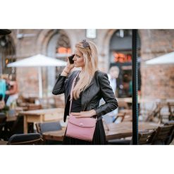Listonoszka skórzana ciemny róż. Różowe listonoszki damskie Pakamera, bez wzorów, ze skóry, na ramię, bez dodatków. Za 599,00 zł.