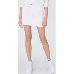 Jeansowa spódnica mini - Biały. Białe spódniczki damskie Sinsay, bez wzorów, z jeansu, mini. W wyprzedaży za 39,99 zł.
