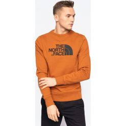 Bluza The North Face Drew Peak Crew NF0A2ZWRUBT1. Pomarańczowe bluzy męskie The North Face, xl, bez wzorów, z bawełny, bez kołnierzyka, bez rękawów, bez kaptura. W wyprzedaży za 199,00 zł.