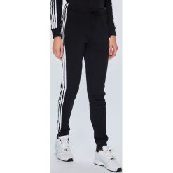 Adidas Originals - Spodnie. Czarne legginsy sportowe damskie adidas Originals, bez wzorów, z elastanu, z podwyższonym stanem. Za 249,90 zł.