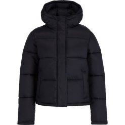 Kurtka zimowa Calvin Klein Jeans Monogram J20J212080. Czarne kurtki damskie Calvin Klein Jeans, na zimę, l, bez wzorów, z jeansu, bez kaptura. W wyprzedaży za 539,00 zł.