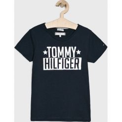 Tommy Hilfiger - Top dziecięcy 128-176 cm. Niebieskie bluzki dziewczęce TOMMY HILFIGER, z nadrukiem, z bawełny, z okrągłym kołnierzem, z krótkim rękawem, krótkie, bez kaptura. W wyprzedaży za 89,90 zł.