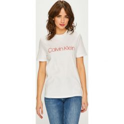 Calvin Klein - Top. Białe bluzki damskie Calvin Klein, s, z nadrukiem, z bawełny, z okrągłym kołnierzem. W wyprzedaży za 129,90 zł.