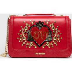 Love Moschino - Torebka. Czerwone listonoszki damskie Love Moschino, z aplikacjami, ze skóry, na ramię, małe, z aplikacjami. W wyprzedaży za 679,90 zł.
