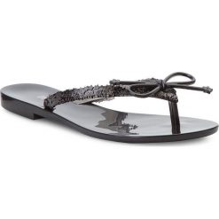 Japonki MELISSA - Harmonic Elements Ad 32392 Black/Metalized Black 53337. Czarne klapki damskie Melissa, bez wzorów, z tworzywa sztucznego, bez obcasa, na obcasie. W wyprzedaży za 119,00 zł.