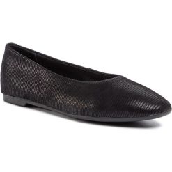 Baleriny CLARKS - Chia Violet 261450284 Black Interest. Czarne baleriny damskie Clarks, na co dzień, bez wzorów, z zamszu, klasyczne, bez obcasa, na płaskiej podeszwie, bez zapięcia. W wyprzedaży za 139,00 zł.