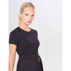 Koszulka z modalu - Czarny. Czarne koszulki damskie Mohito, xl, bez wzorów, bez kołnierzyka, bez rękawów. W wyprzedaży za 29,99 zł.