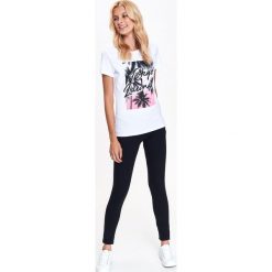 T-SHIRT DAMSKI Z NADRUKIEM. Białe t-shirty damskie marki TROLL, xxl, z nadrukiem, z bawełny, wakacyjne, bez kołnierzyka. W wyprzedaży za 19,99 zł.