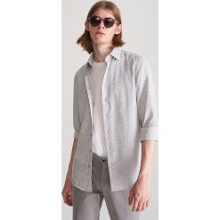 Koszula slim fit z drobnym wzorem - Szary. Szare koszule męskie Reserved, s, bez wzorów, bez kołnierzyka, bez rękawów. W wyprzedaży za 49,99 zł.