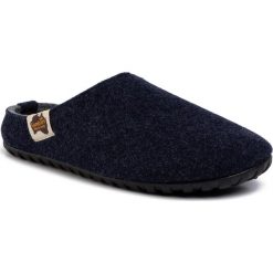 Kapcie GUMBIES - Outback Slipper Navy & Grey. Niebieskie klapki męskie Gumbies, bez wzorów, z tworzywa sztucznego. W wyprzedaży za 149,00 zł.