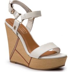 Sandały TOMMY HILFIGER - Elevated Leather Wedge Sandal FW0FW03943 Whisper White 121. Białe klapki damskie TOMMY HILFIGER, bez wzorów, ze skóry, bez obcasa, na obcasie. W wyprzedaży za 319,00 zł.