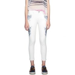 Desigual jeansy damskie Evens 40 kremowy. Białe jeansy damskie Desigual, bez wzorów, z jeansu. W wyprzedaży za 199,00 zł.